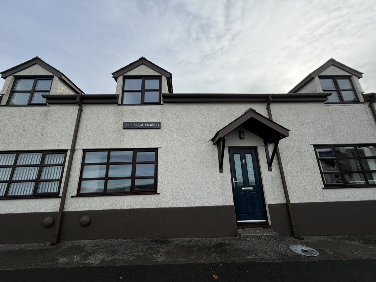 Hen Ysgol Henblas, Llangristiolus, LL62